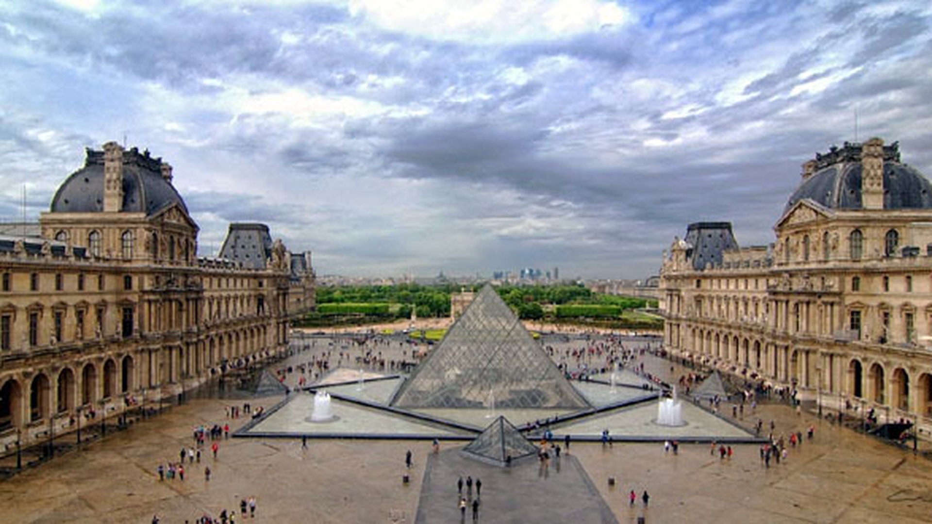 Teroare în Paris! Au fost deschise focuri de armă la muzeul Louvre