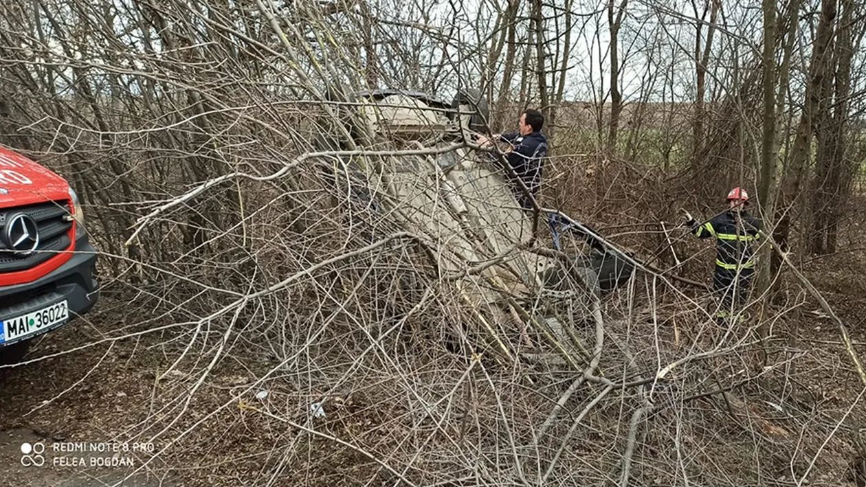 Un bărbat de 74 de ani a provocat un accident violent în Constanța! Mașina s-a răsturnat, iar șoferul și pasagera au ajuns la spital