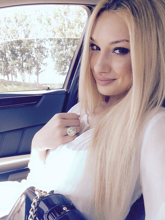 Ea este ”Regina selfie-urilor” din România! E fiica unui multimilionar şi…