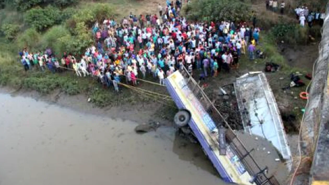 Tragedie in India. Zeci de morti dupa ce un autobuz a cazut de pe pod intr-un rau