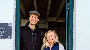 Un cuplu este plătit să locuiască pe o insulă pustie. În zonă nu au magazine, electricitate sau apă potabilă