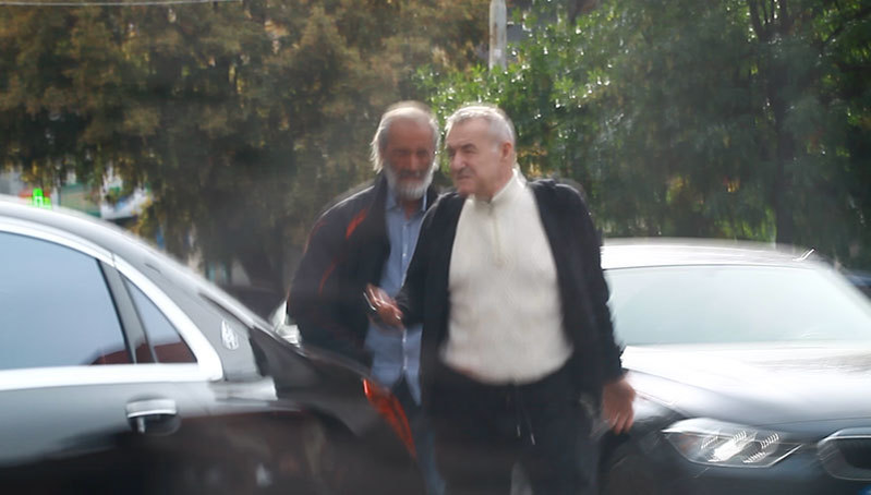 Gigi Becali se îndreaptă spre maşină