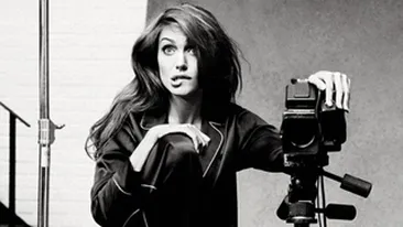 O recunosti pe aceasta bruneta? Este una dintre cele mai celebre femei din lume!