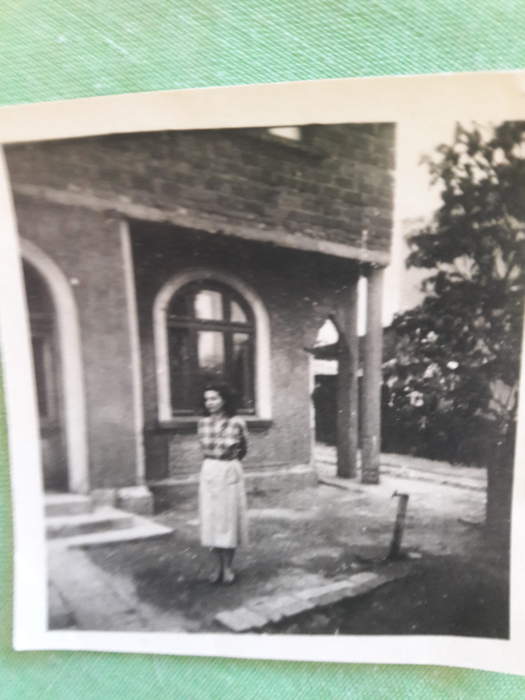 Ioana Popescu a lansat romanul „Fata cu ochii de chihlimbar”, o frescă socială despre viața rurală dar și a capitalei în perioada interbelică și postbelică din România