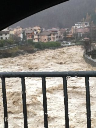 Situaţie critică în Italia! Inundaţiile au făcut prăpăd :”E mai rău decât în ’94. Ne este foarte frică’’