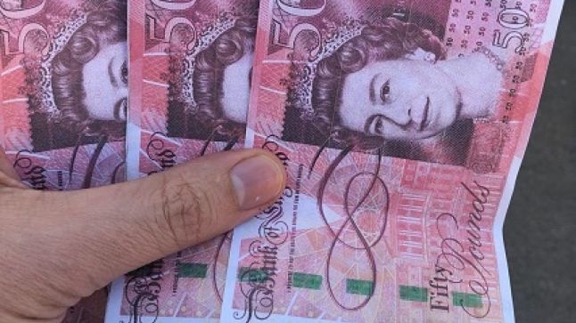 Culmea amorului pe bani! Un tânăr din Dâmboviţa a plătit prostituatele cu lire false!