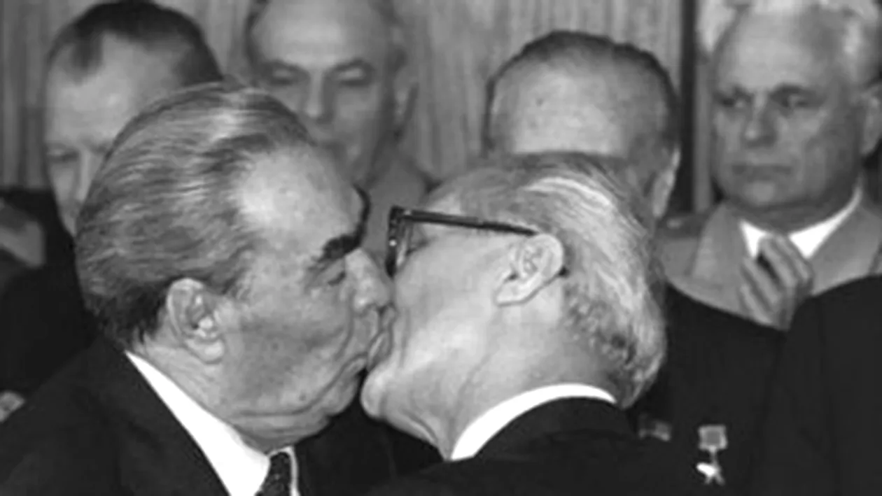 Povestea unei fotografii celebre: de ce s-au pupat pe gura presedintii Brejnev si Honecker?