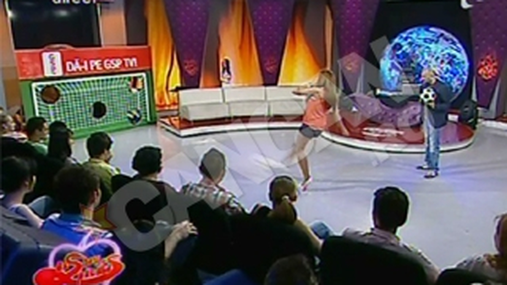 Bianca vrea sa il copieze pe Adrian Cristea! Invata sa joace fotbal!