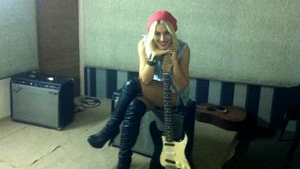 Simplă asemănare sau un nou personaj monden? Laura Cosoi în ipostaze de rockeriţă sau altcineva?