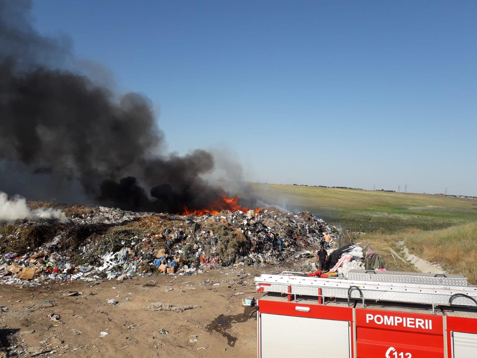 Incendiu puternic la goapa de gunoi din Caracal