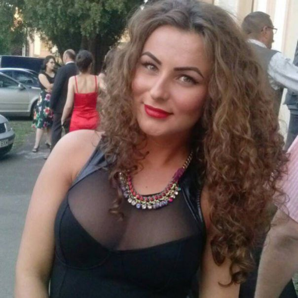 FOTO! Cum arată tânăra infractoare care înşeală zilnic zeci de părinţi pe plajele din România.