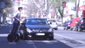 Fite noi pe Dorobanti! Un “trendsetter” mandru a aterizat cu un segway ca-n SF-uri pe bulevard si a incurcat traficul!