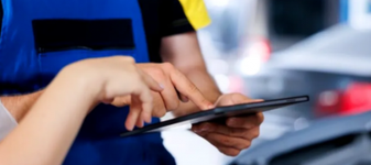 Service-ul i-a spus că trebuie schimbat motorul. Femeia a reparat singură mașina cu 430 de euro