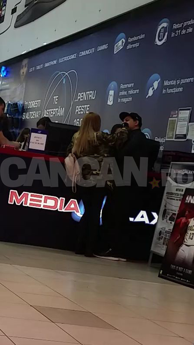 Imagini absolut şocante cu o cunoscută cântăreaţă. Şi-a igienizat nazal iubitul DIRECT într-un magazin!