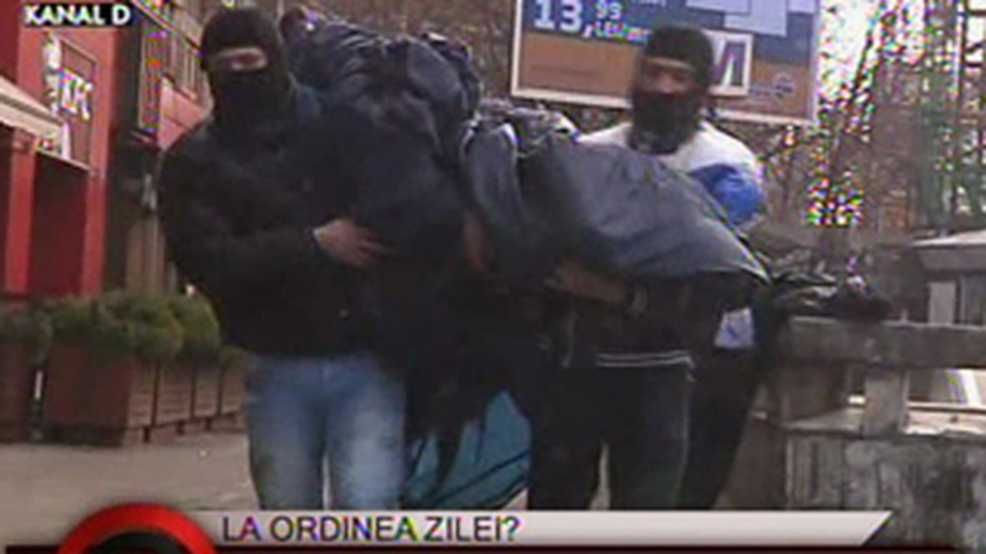 VIDEO E jale pe strazile din Bucuresti! Doi barbati calca in picioare o femeie si o baga intr-un sac - Vezi cum a reactionat lumea!