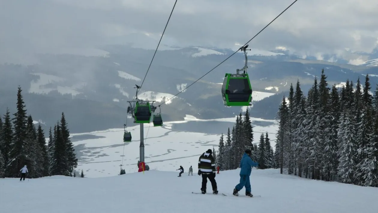 Stațiunea din România care a rămas fără locuri libere. Turiștii au umplut pârtiile și camerele până aproape de 100%