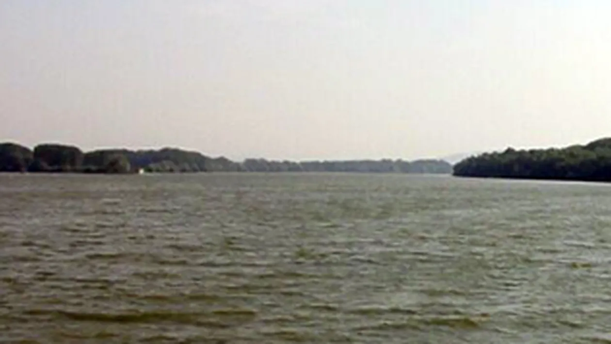 Nava de croaziera blocata intr-un banc de nisip pe malul bulgaresc al Dunarii