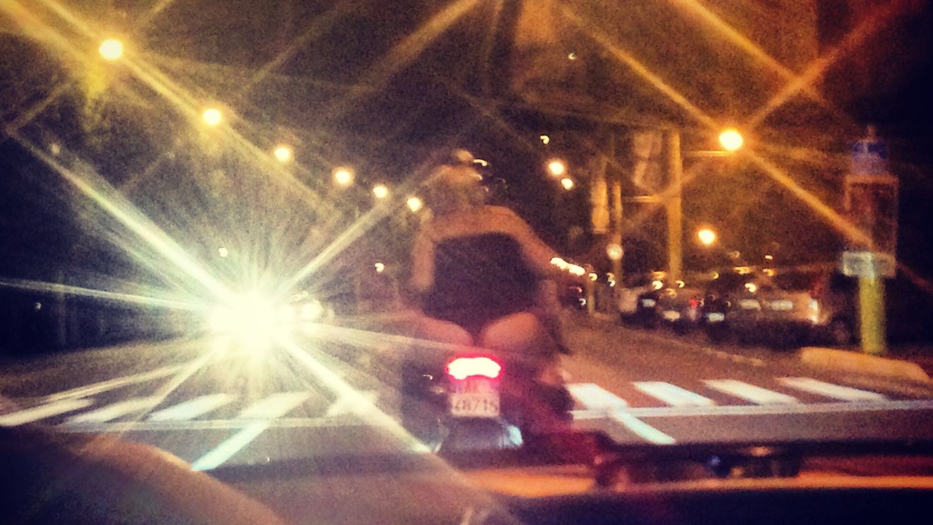 S-a facut de ras cand a luat-o pe motor! O femeie de 100 de kilograme a defilat cu fundul la vedere prin Mamaia