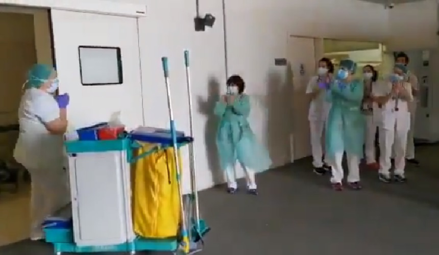 VIDEO. Imagini emoționante! Femeile de serviciu din spitale au fost aplaudate minute în șir de cadrele medicale
