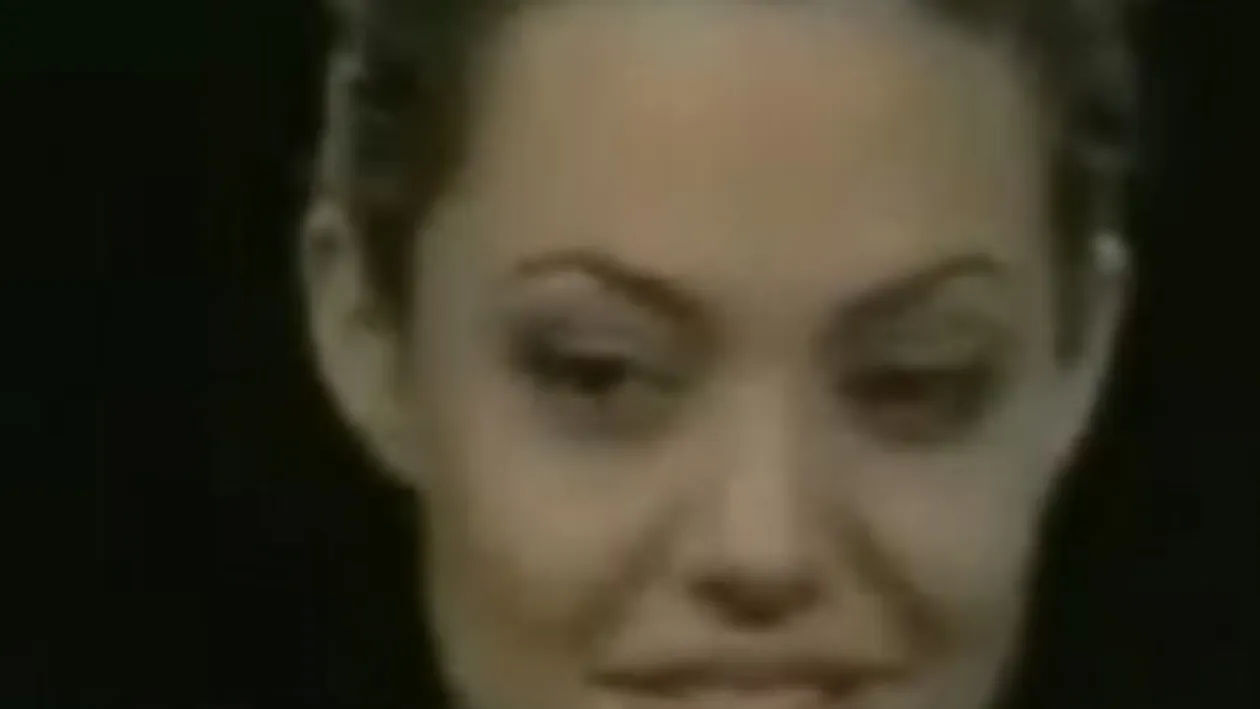 Angelina Jolie drogata in timpul unei emisiuni!