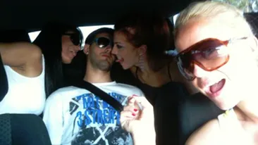 Anda Adam se tine de glume cu dansatorii sai! Uite in ce ipostaza l-a pozat pe un tanar din echipa sa!