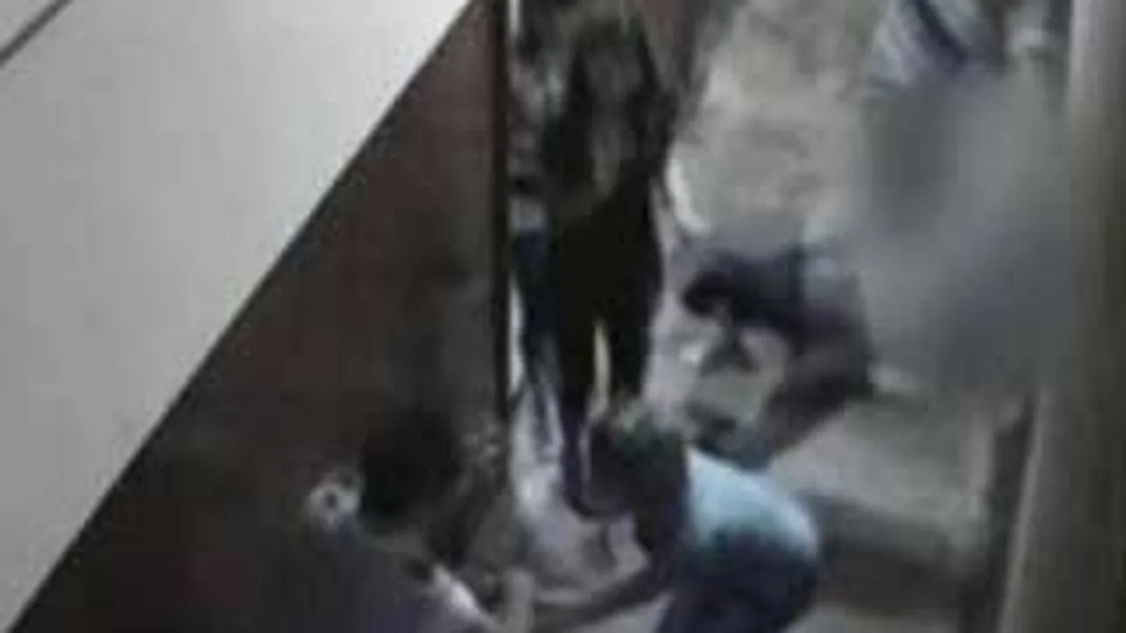 VIDEO SOCANT! Lasa un tanar inconstient dupa ce-l izbesete de  perete si-i da un picior in fata