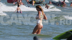 Imagini de senzaţie de la mare! SORINA DOCUZ are o relaţie stabilă cu un băiat mai tânâr cu 22 de ani decât ea!