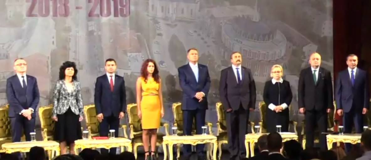 Prezența frumoasei șefe de promoție a fost remarcată de toată asistența