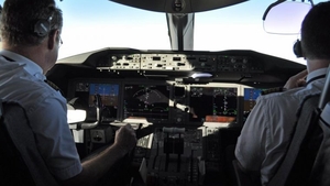 Un pilot i-a explicat copilului, apoi... I-au dat lacrimile când a citit biletul din cutia cu bomboane oferită de mama băiețelului!