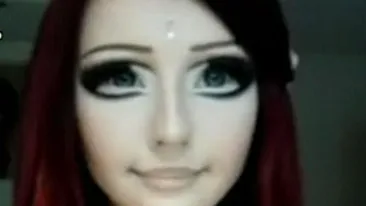 VIDEO HALUCINANT O vezi si ai impresia ca ai in fata o naluca! Fata cu chip de portelan a venit in Romania! Daca te uiti in ochii ei imensi risti sa fii hipnotizat