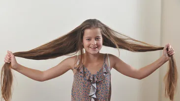 O fetita cu par de 90 de centimetri se tunde pentru copiii bolnavi de cancer