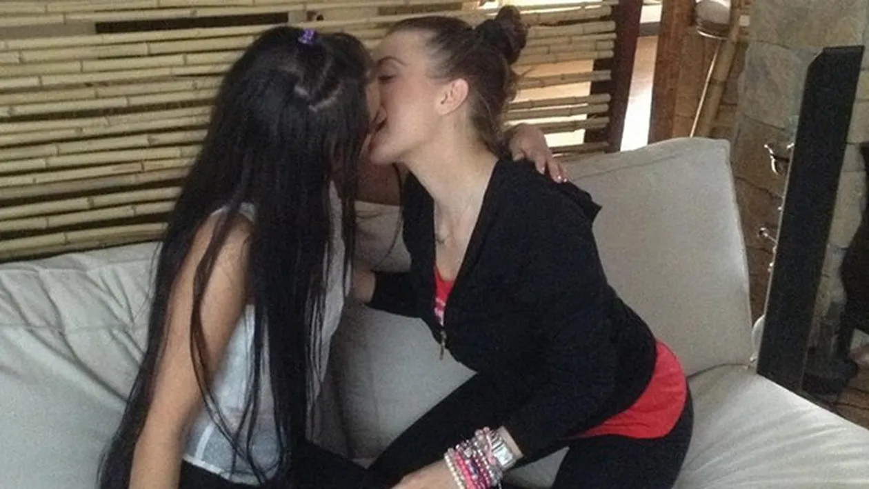 Totul e minciuna! Una dintre surorile Roller Sis isi cauta Printul. Nu te mai ascunde de mine. 13 e numarul meu norocos