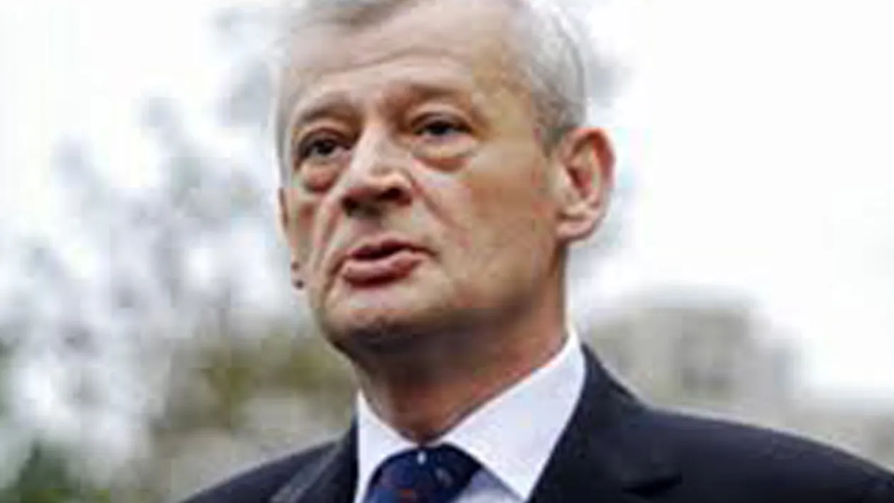 Oprescu: Folosiţi cu prioritate mijloacele de transport în comun pentru a ne da spaţiu să curăţăm