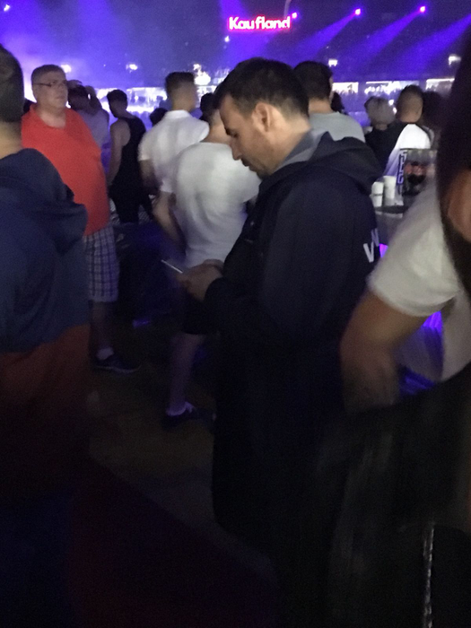 Adrian Cristea, apariție surprinzătoare la Untold! Cum s-a ferit “Prințul” de ploaia care nu a stricat cheful petrecăreților de la festival