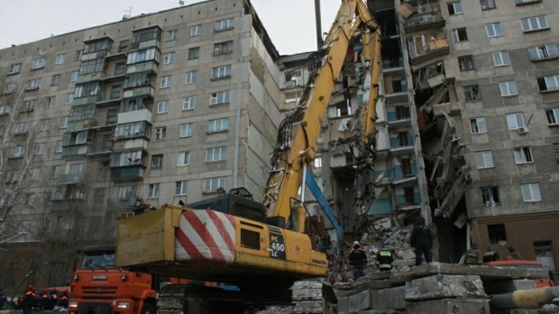 Un bloc a sărit în aer! O femeie a murit, alte persoane au fost rănite