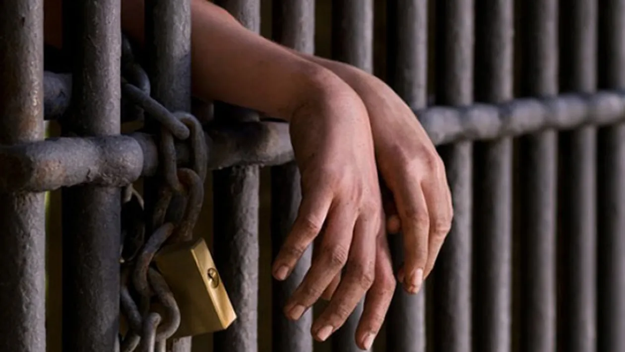 S-a automutilat din disperare! Un detinut din Focsani si-a batut un cui in cap si a inghitit o lingura in semn de protest