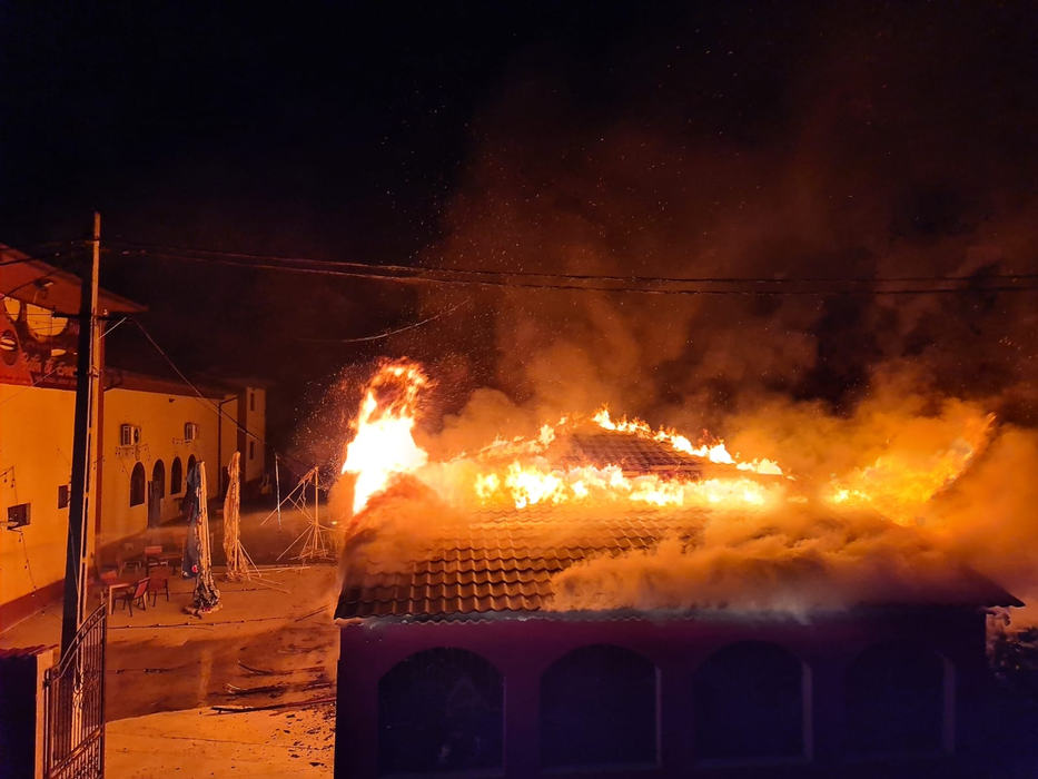 Incendiu violent în Argeș