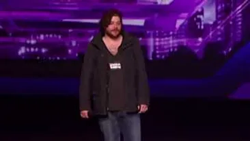 VIDEO Vagabond sau urmatorul star? Uite cum i-a dat gata un barbat cu parul nespalat si haine saracacioase pe membrii juriului X-Factor din America!
