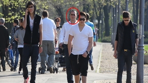 Super-imagini! Fiul lui Borcea isi transforma soferul in bodyguard ori de cate ori simte nevoia sa faca o plimbare in parc!