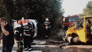 Accident violent în Giurgiu. 3 oameni au fost răniți, iar una dintre mașini s-a răsturnat în urma impactului devastator