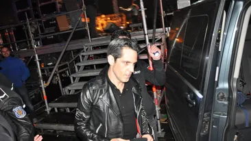 Oamenii lui Stefan Banica se gandesc la cele mai mici detalii! I-au luminat calea spre masina cu o lanterna de buzunar!