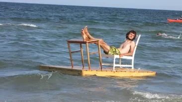 Toti l-au crezut nebun, dar el era cel mai fericit! Tarzan de Romania s-a cocotat pe valuri, la Mamaia