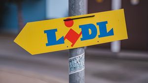 Nu i-a venit să creadă! Iată ce a găsit o femeie în cartonul de ouă cumpărat de la Lidl