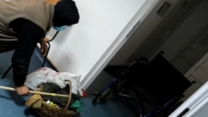 Imagini cutremurătoare! Un bătrân este lăsat să zacă ore întregi pe holurile unui spital