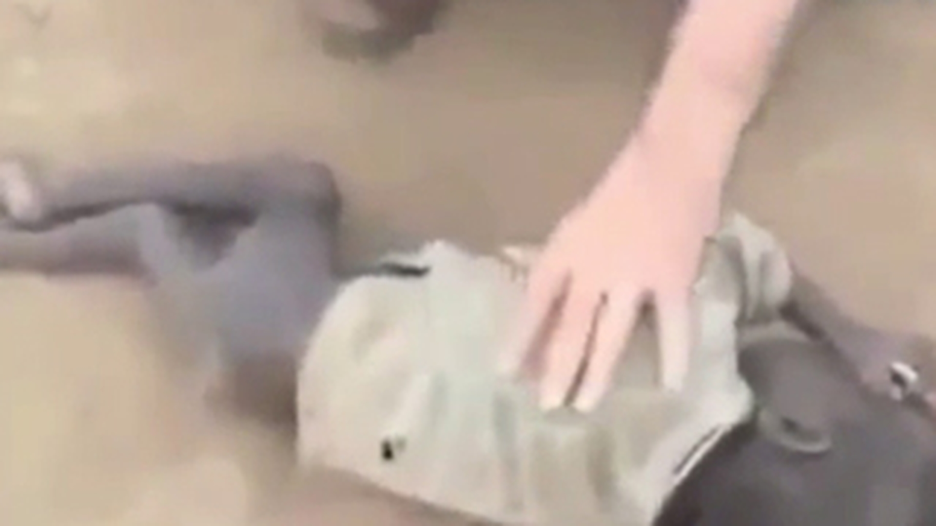 VIDEO SOCANT! Doi copii din Somalia sunt atat de slabi, incat nu se pot ridica in picioare