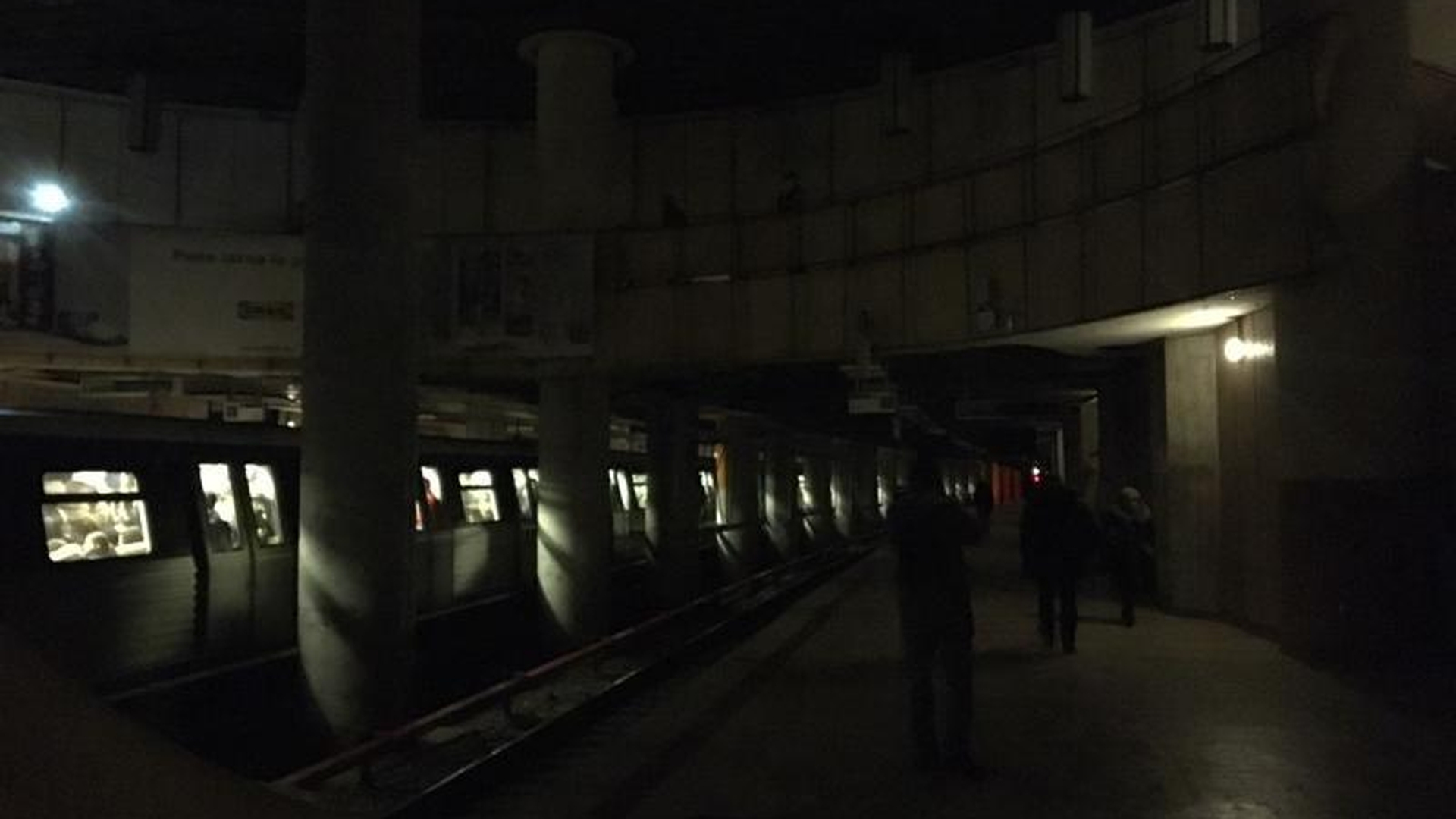 A căzut curentul în Bucureşti! Ce zone sunt afectate! Traficul este blocat 