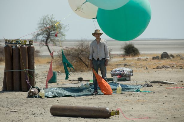 Acest tânăr a zburat cu ajutorul a 100 de baloane şi a unui scaun pliabil după ce s-a inspirat dintr-un film! Imaginile au ajuns virale într-un timp record