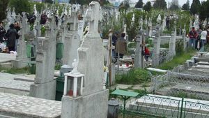 Mormântul unui tânăr de 18 ani, profanat într-o comună din Gorj. Autorii au căutat bunuri de valoare