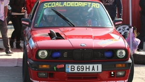 Cea mai sexy alaturare posibila! Ce se intampla cand o blonda siliconata intalneste 300 de cai putere si o camera filmeaza tot!