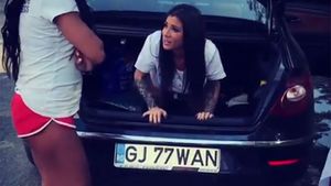 Roxana Vancea, bârfită de cele mai bune prietene. "Urâtă, scândură, slăbănoagă!" Vedeta a sărit la ele şi...